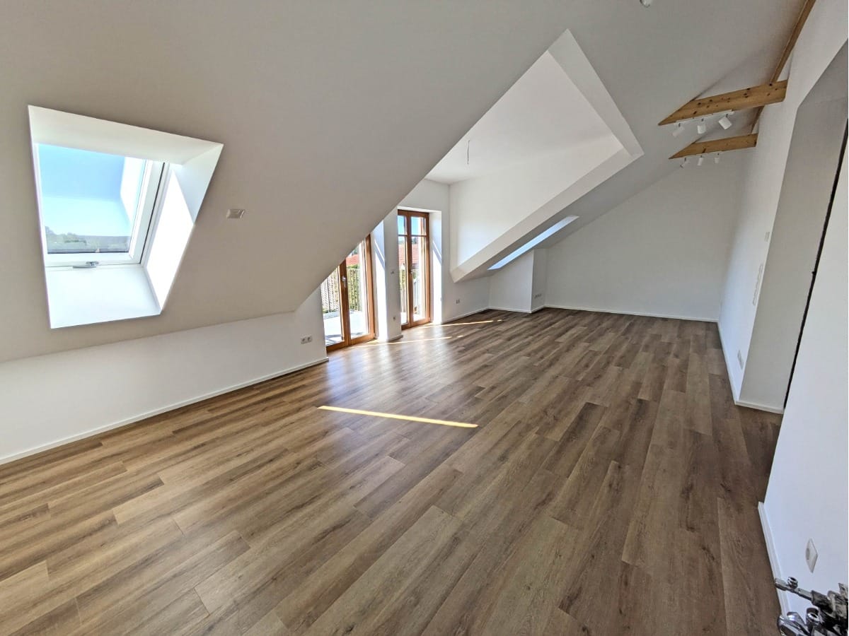 Erstbezug nach Sanierung: gemütliche Dachgeschosswohnung - Galerie 1